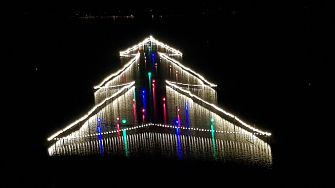 Acceso l’albero di Natale installato sulle acque del Lago Trasimeno